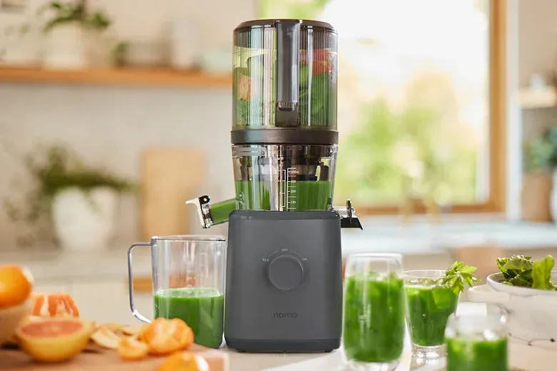 A cold press juicer and a centrifugal juicer displayed side by side for comparison.